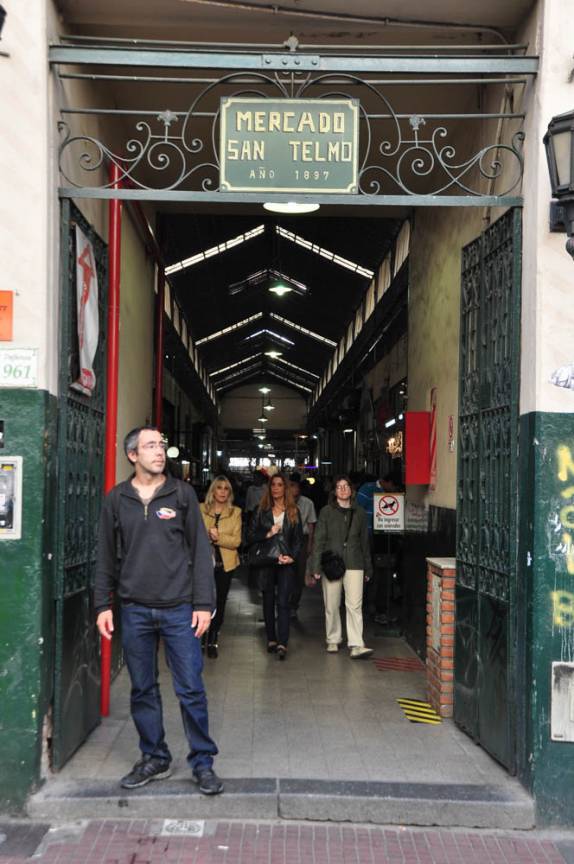 O famoso mercado de San Telmo, no bairro de mesmo nome, em Buenos Aires, na Argentina